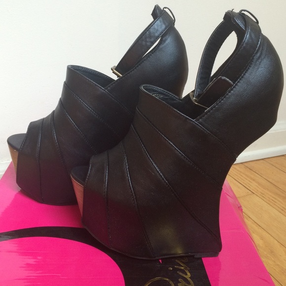 Brand new! Privileged curved wedge!