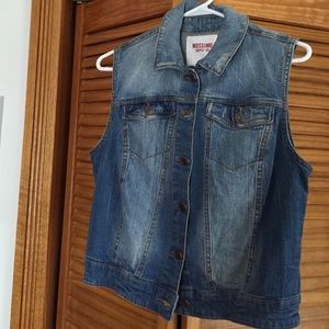 Sleeveless denim jacket