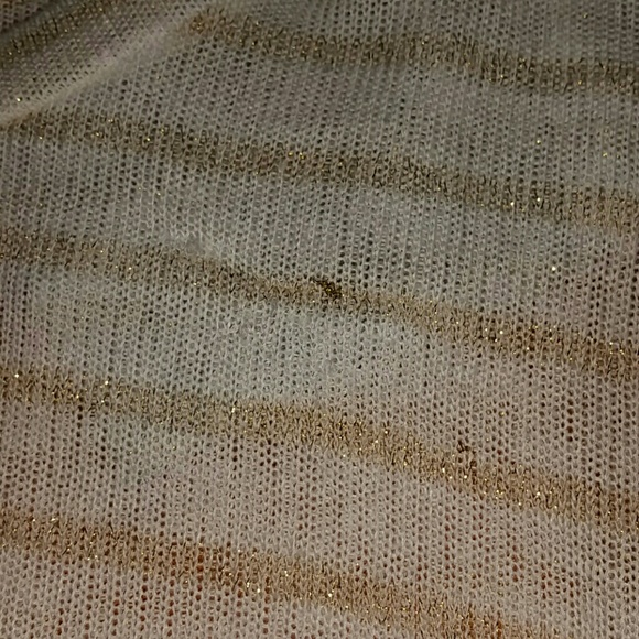 Cute top. - Picture 3 of 3