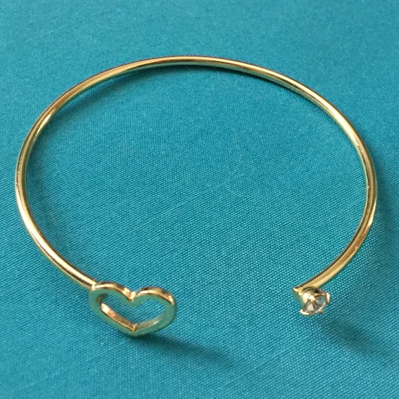 Jewelry - ⭐️HOLD⭐️GOLD TONE HEART BRACELET