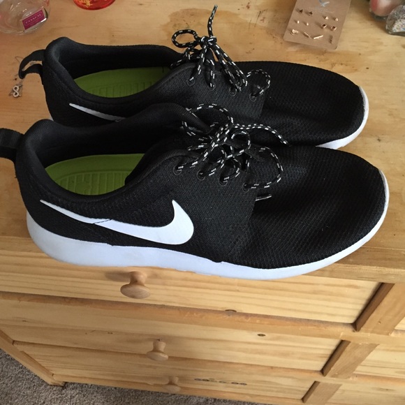 Black and White Roshe Run