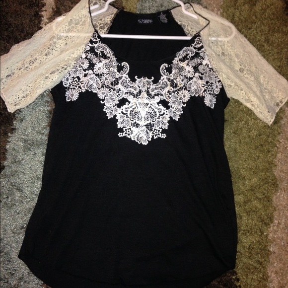 Day trip medium short sleeve top from buckle!💜