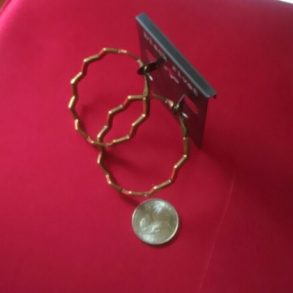 Burnished matte gold hoop earrings - Picture 3 of 3