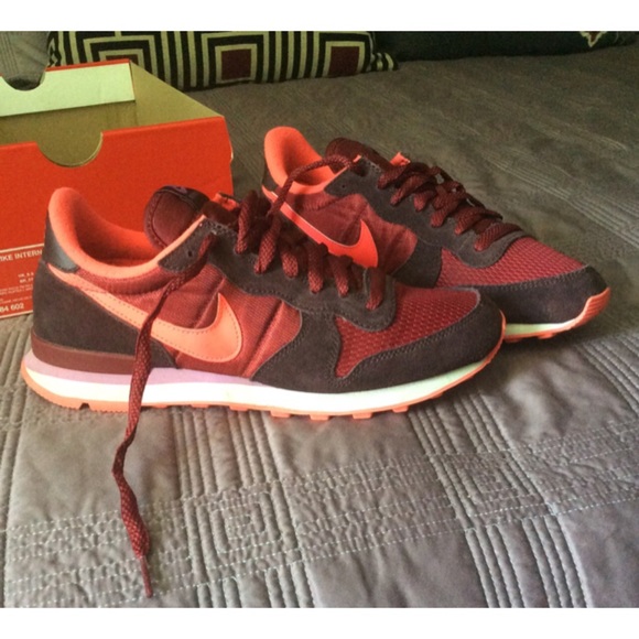 Nike Shoes - Burgundy Nike Internationalist Sneaker