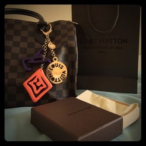 🍒 sold L v charm🍒