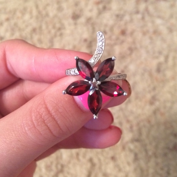 beautiful silver/garnet stone ring!