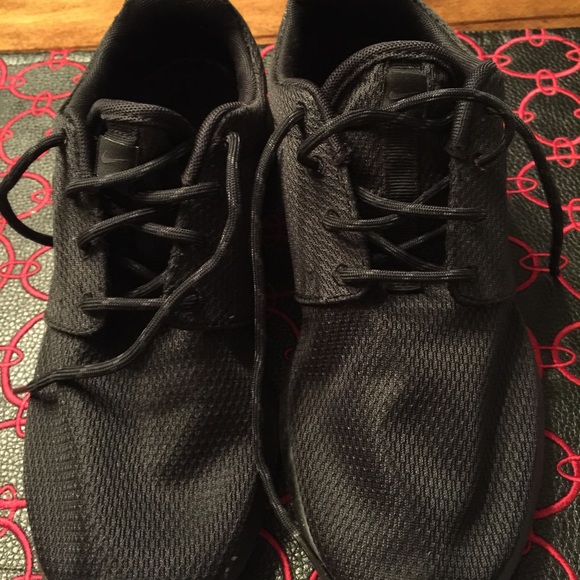 New all black Nike Roshe Runs