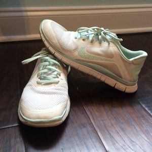 Nike Free 4.0 tennis shoes