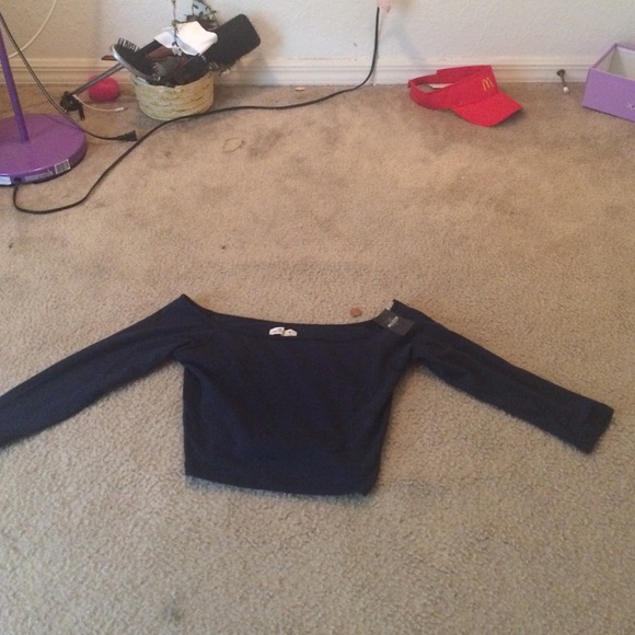Hollister crop top, NEVER WORN, tag still on!!! - Picture 1 of 1
