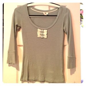 Adorable scoop neck fitted top.