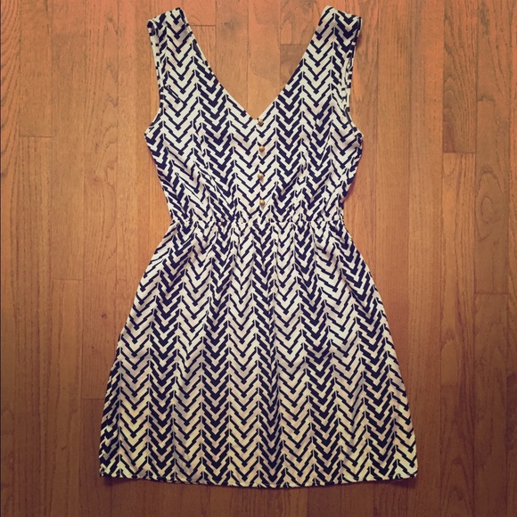 Dresses & Skirts - Black & White Printed Dress