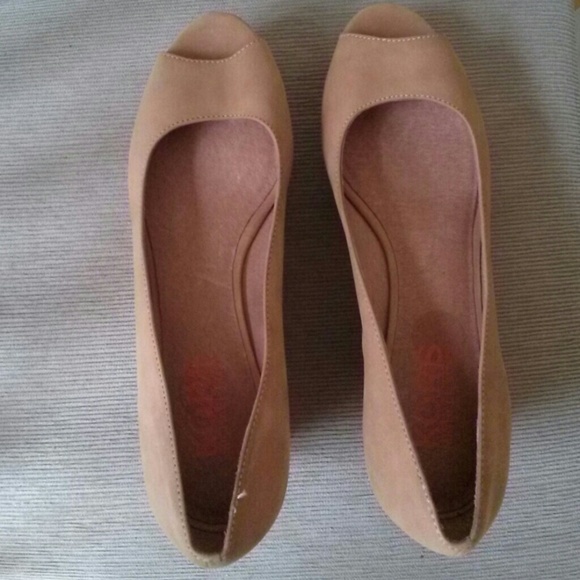 Michael Kors tan wedges