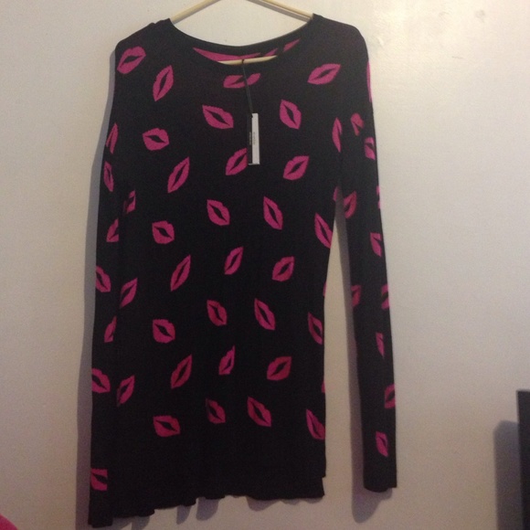 Reversible  hot pink /  black kiss long sweater