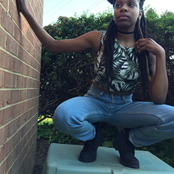 Sleeveless Leafy Crop Top