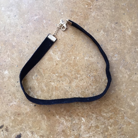 Brandy Melville velvet choker