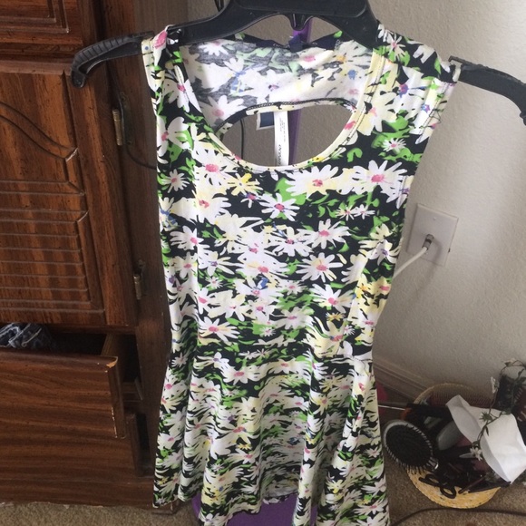 cute ,floral ,short dress, NEVER WORN!!