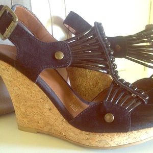 Black wedges