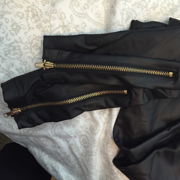 🆕 faux leather leggings - Picture 2 of 2