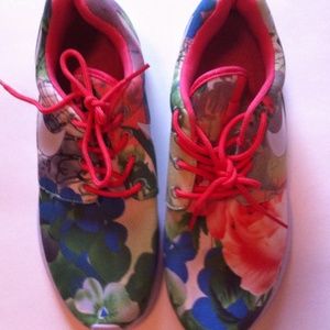 New Nike Roshe Run women's flower print sneakers