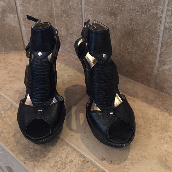 Sandals - Picture 2 of 4