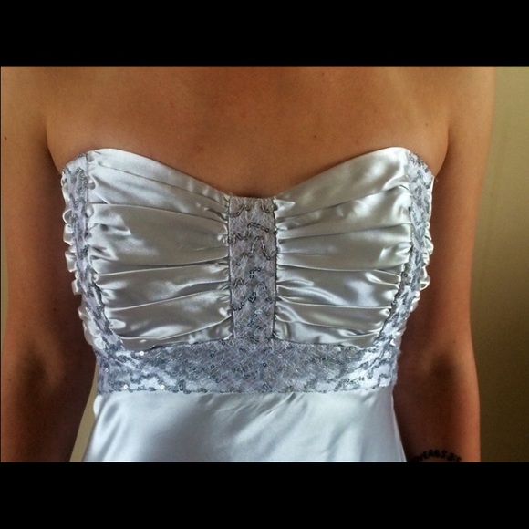 Elegant Silver Gown - Picture 4 of 4