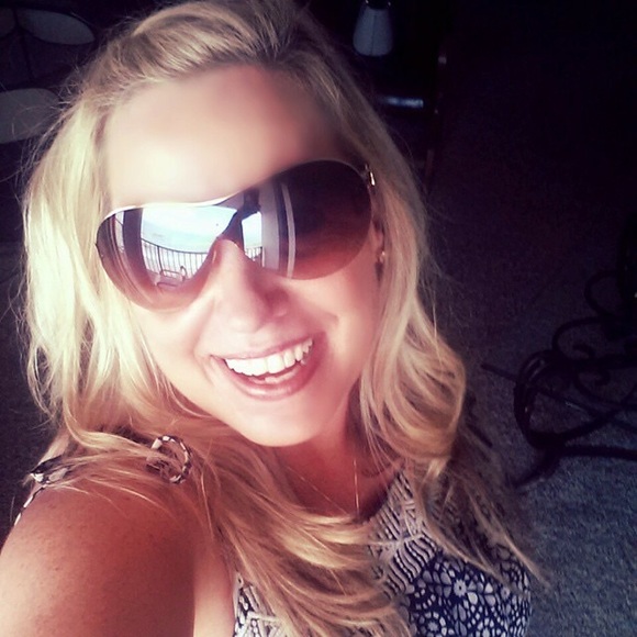 Meet your seller! Checkout my closet! Make offers!