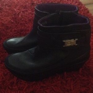 Tsubo black wedge ankle boots