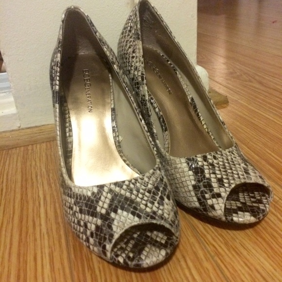 LABOR DAY CLEARANCE!! Snake skin wedges