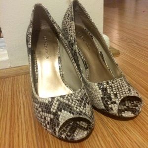 LABOR DAY CLEARANCE!! Snake skin wedges