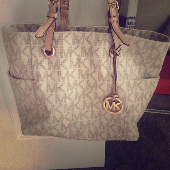 Not for sale!!!! Reserved :) Michael Kors bag