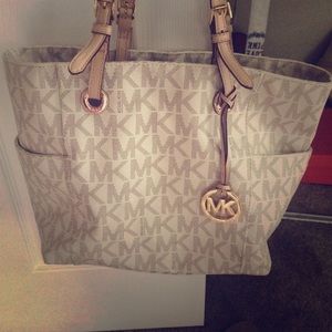 Not for sale!!!! Reserved :) Michael Kors bag