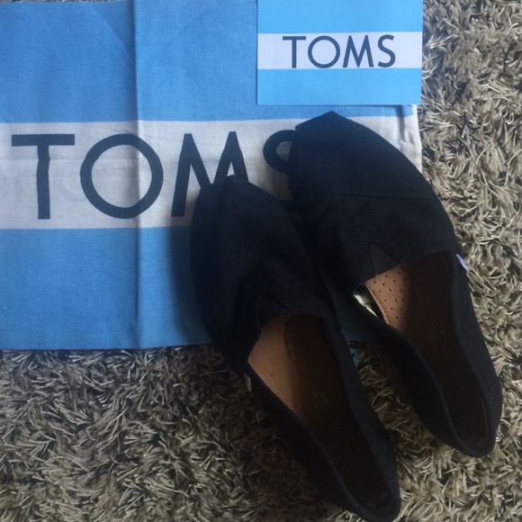 Black canvas TOMS