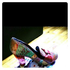 "Ozzy style". Adorable, unique bow heels