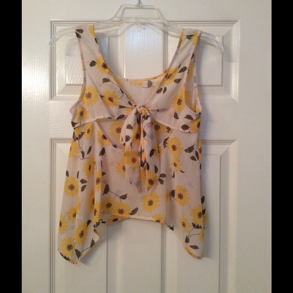 🎉🎉SALE🎉🎉Fifty Street Floral Top - Picture 2 of 4