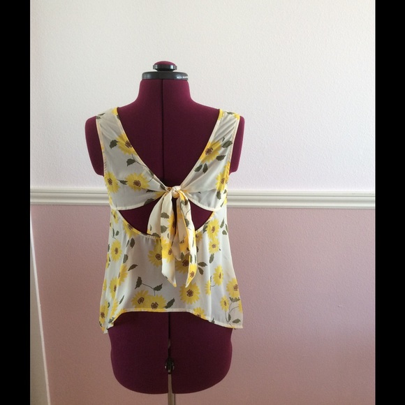 🎉🎉SALE🎉🎉Fifty Street Floral Top - Picture 4 of 4