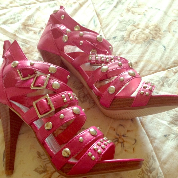 Cute studded ankle strap.Wooden heel 💖💖