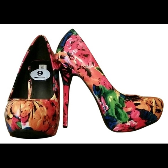 Steve Madden Shoes - New! . Steve Madden Floral Pumps
