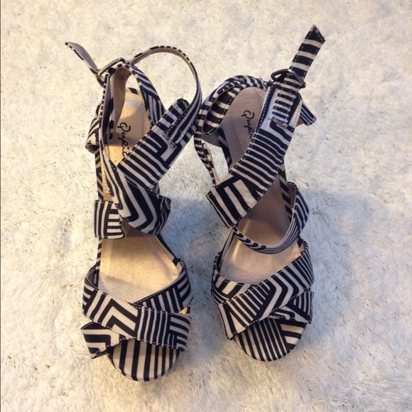 🚫SOLD🚫 Black and white print platforms - Picture 1 of 3