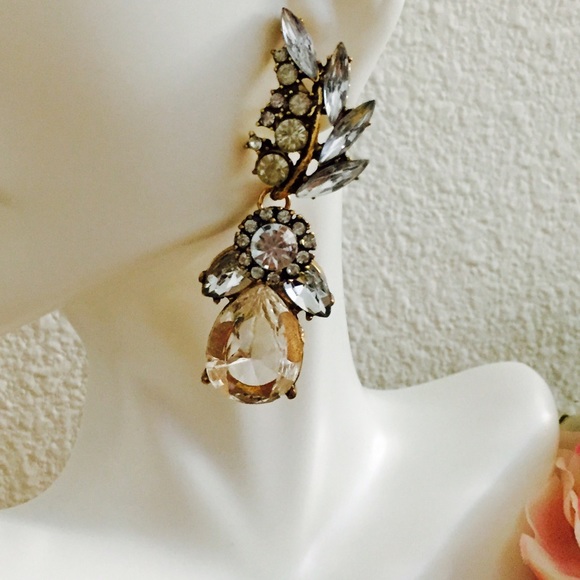 Boutique Jewelry - 🆕 Pretty Crystal Gold Statement Earrings