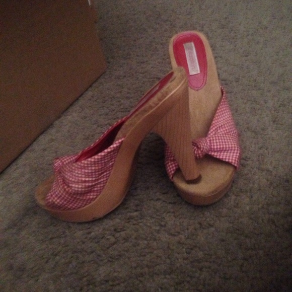 Red heels - Picture 2 of 3