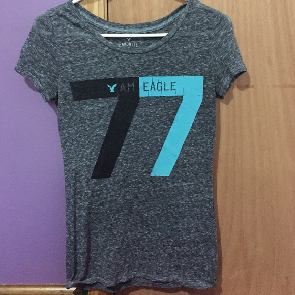 An American Eagle tee