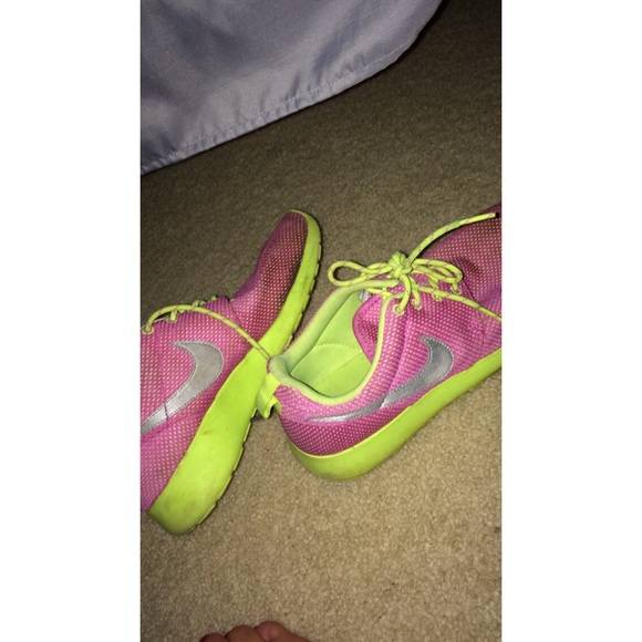 NIKE ROUSHE RUNS SIZE 6