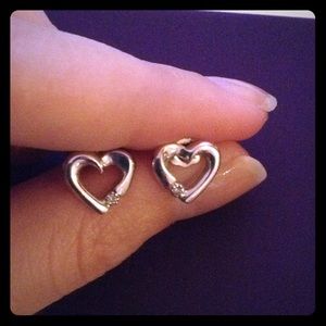 10K White Gold Heart Earrings with Diamond