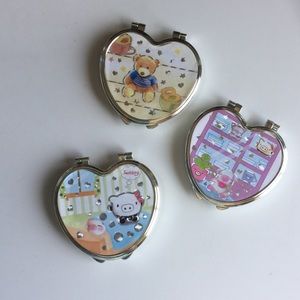 Heart shaped pocket mirror set. (3)