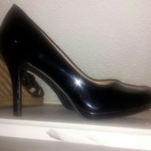 Black pumps