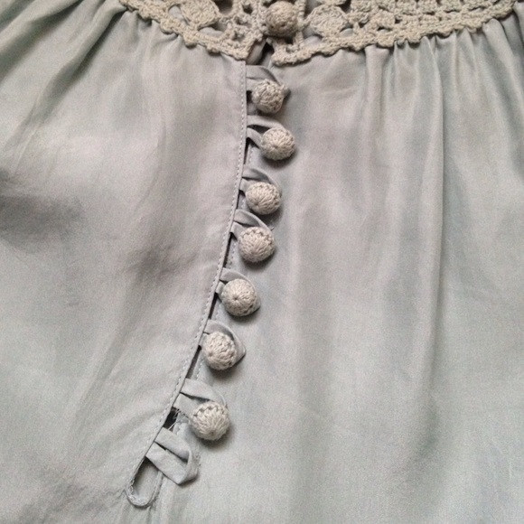 Cute BCBGMAXAZRIA SILK TOP! - Picture 3 of 4