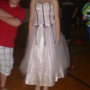 Cute pink sockhoppy dress.