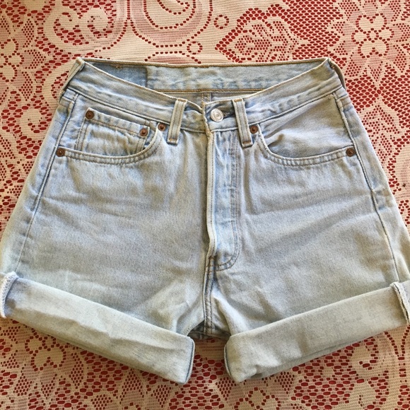 Vintage Levi's 501 high waisted shorts! Size 26