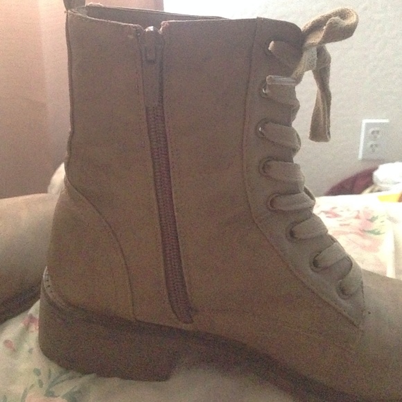 Boots worn once - Picture 2 of 2