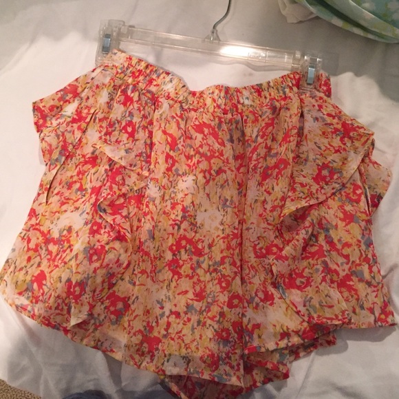 BCBGeneration ruffle shorts - Picture 2 of 4